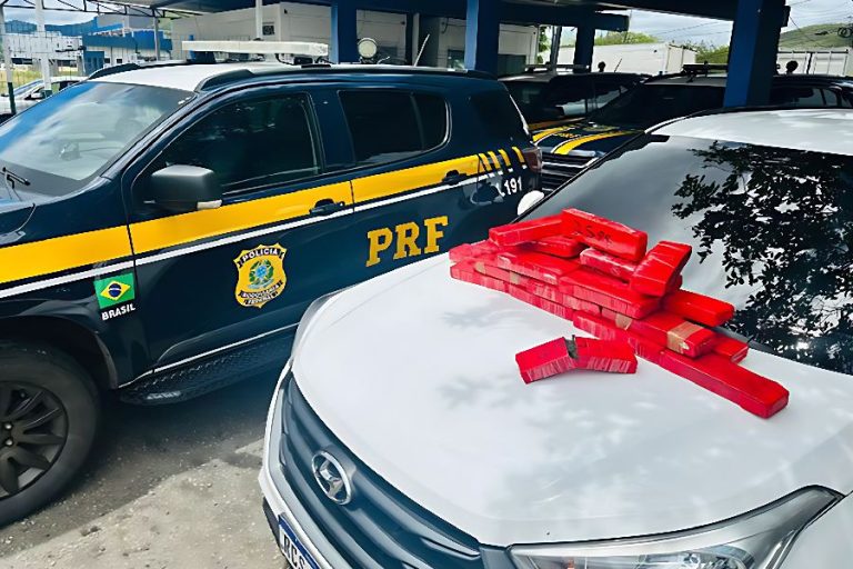 PRF apreende 20 kg de maconha e recupera carro roubado na BR-116, em Jequié