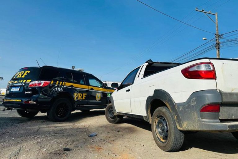 PRF apreende veículo adulterado durante ação de combate ao crime em Jaguaquara