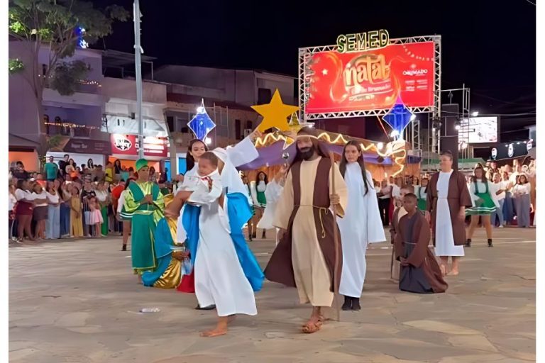 Praça Coronel Zeca Leite encerra Natal de Brumado com espetáculo das escolas municipais