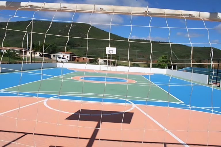 Prefeito Fabrício Abrantes inaugura quadras em Ubiraçaba e anuncia novas praças em Brumado