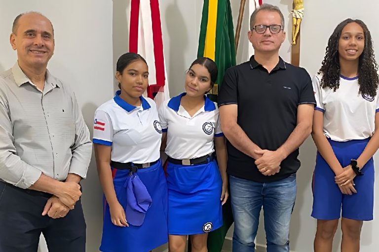 Presidente da Câmara de Guanambi recebe estudantes e discute projeto de formatura do 9º ano