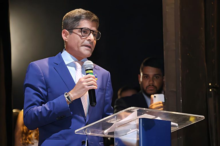 Tarcísio ganha força enquanto Neto tenta se afastar de Bolsonaro na Bahia