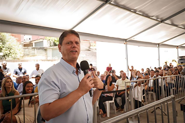 Terceira via ganha fôlego, aposta em Tarcísio e outsider, mas esbarra na força de Bolsonaro