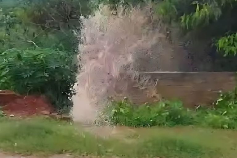 Vazamento gigante da Embasa alaga avenida e causa transtornos em Brumado