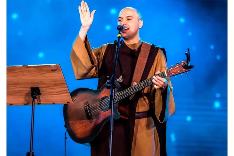 Vitória da Conquista anuncia show de Frei Gilson para novembro de 2026