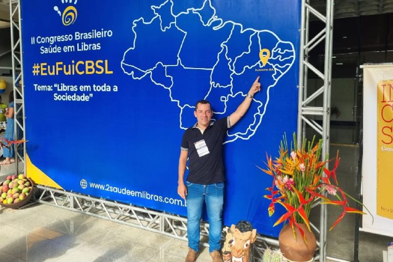 Yuri representa comunidade surda no Congresso Saúde em Libras