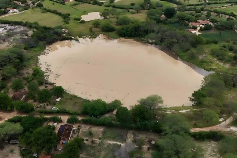 Aguada da Lagoa do Facão transborda após chuvas e reforça ações da Prefeitura de Brumado