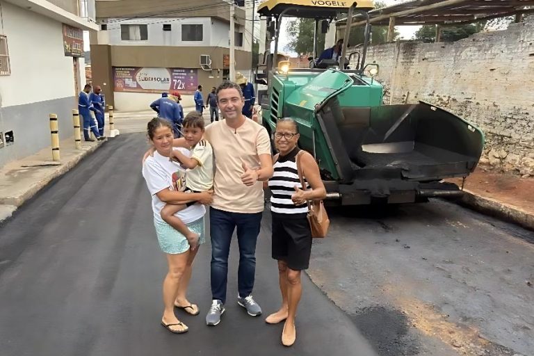 Após 30 anos de espera, prefeito acompanha asfaltamento e moradores comemoram em Brumado