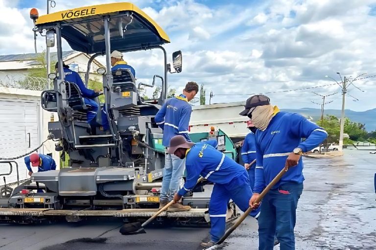 Asfalto chega e muda rotina: obra histórica transforma Rua Ana Lídia em Brumado