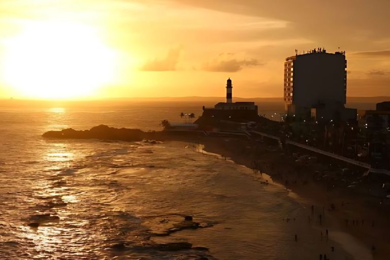 Bahia terá até 13 feriados prolongados em 2026 e calendário anima turismo e serviços