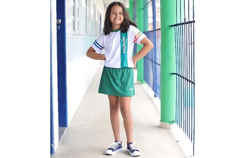 Brumado inicia entrega de novo fardamento escolar e anima pais e alunos da rede municipal