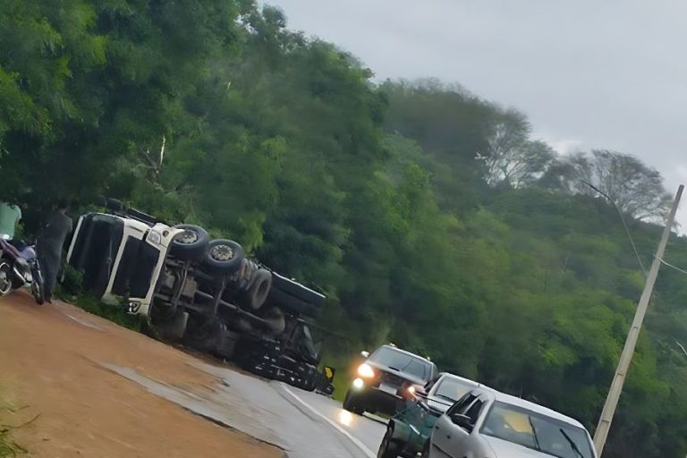 Caminhão com frutas tomba após falha mecânica em Caetité