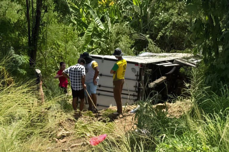 Caminhão com medicamentos tomba na BA-026 e deixa feridos em Maracás