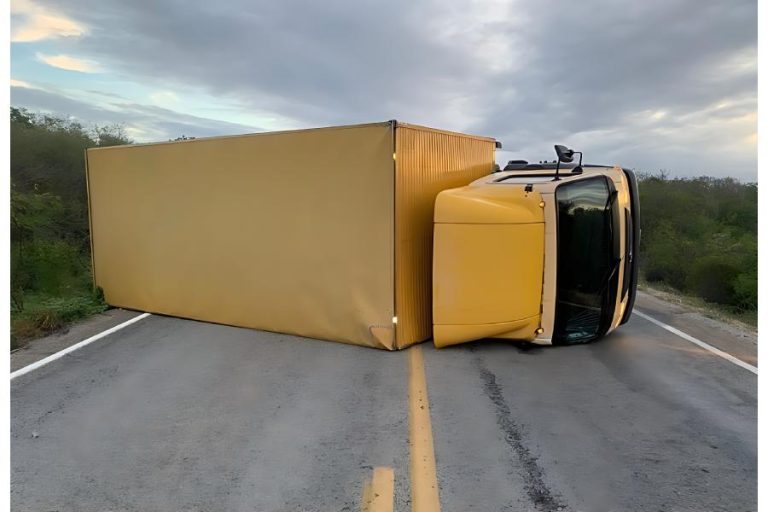 Caminhão tomba na BA-026, bloqueia rodovia e assusta motoristas no sudoeste da Bahia
