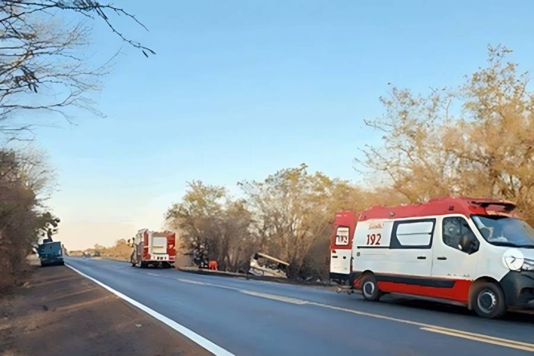 Capotamento na BA-161 deixa irmãos feridos e mobiliza resgate em Carinhanha