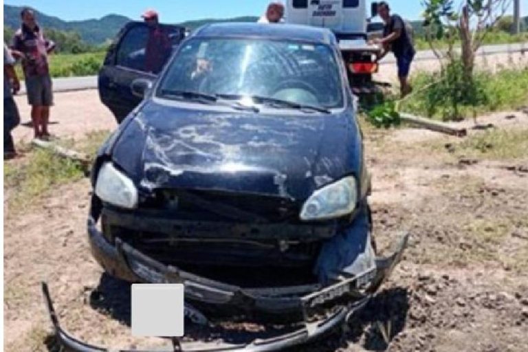 Capotamento na BR-122 em Candiba deixa três ilesos e causa apenas danos materiais