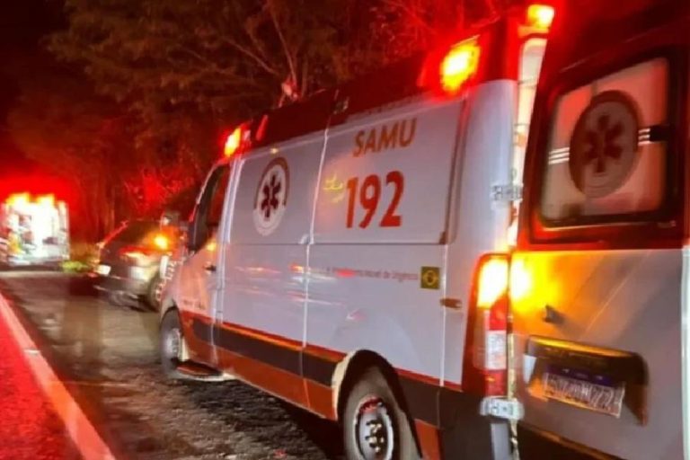 Carreta tomba na BR-122, em Urandi, mata motorista e deixa ferido