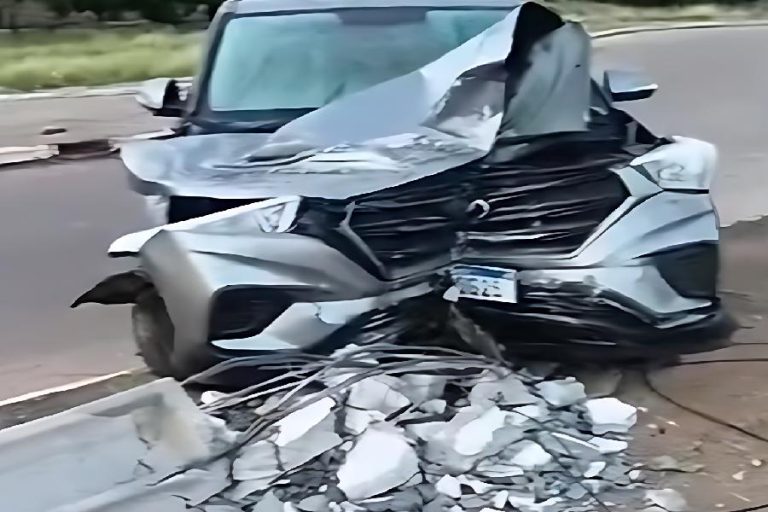 Carro bate em poste perto do IFBA em Brumado e espalha fios de alta tensão pela via