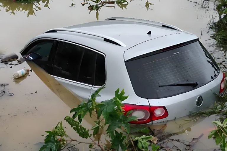 Carro sai da pista, cai na Lagoa de Zé Mineiro e assusta motoristas em Guanambi