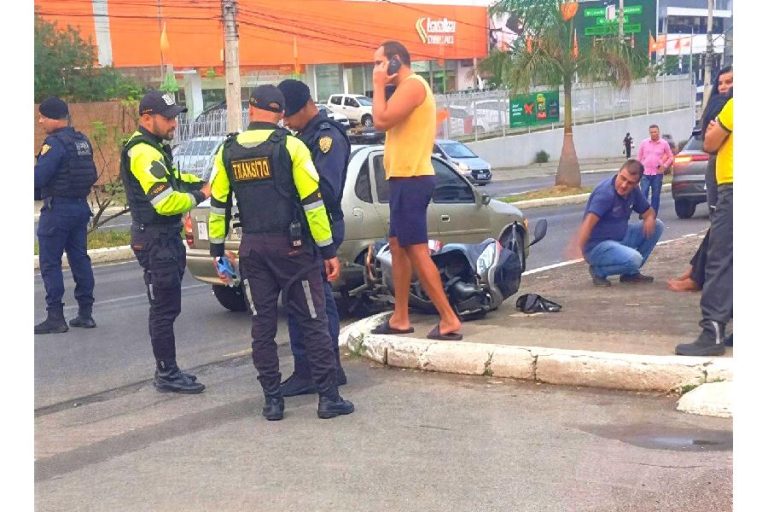 Colisão entre moto e carro deixa ferido no centro de Vitória da Conquista
