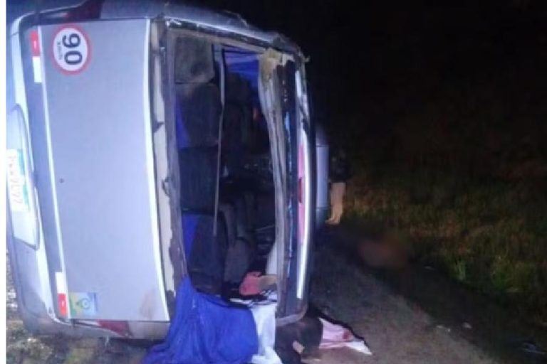 Colisão na BR-116 envolve ônibus da Prefeitura de Ipiaú, mata dois e deixa mais de 20 feridos
