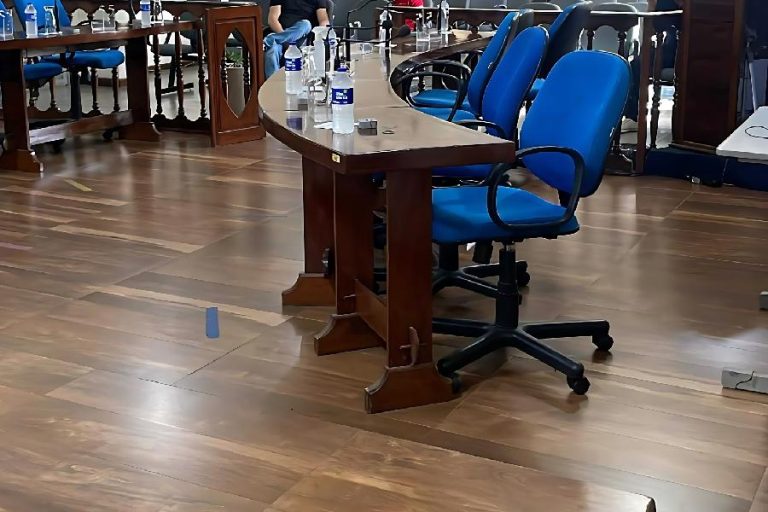 Falta de quórum trava votação de veto ao orçamento e prolonga impasse político em Macaúbas