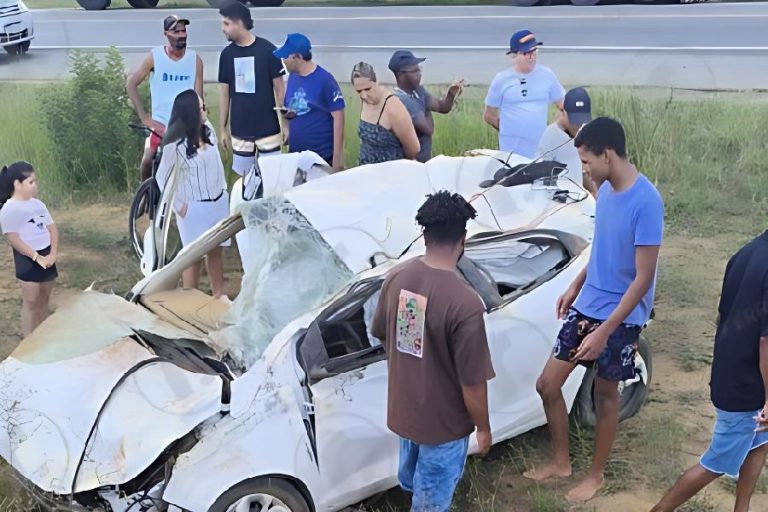 Grave acidente destrói carro e mobiliza resgate no anel rodoviário de Vitória da Conquista