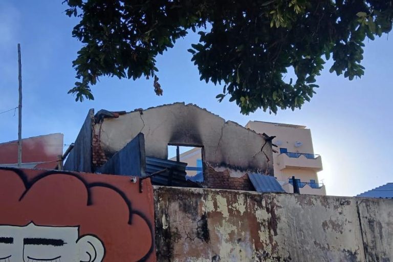 Incêndio atinge área nos fundos da Prefeitura de Macaúbas e mobiliza atenção na madrugada