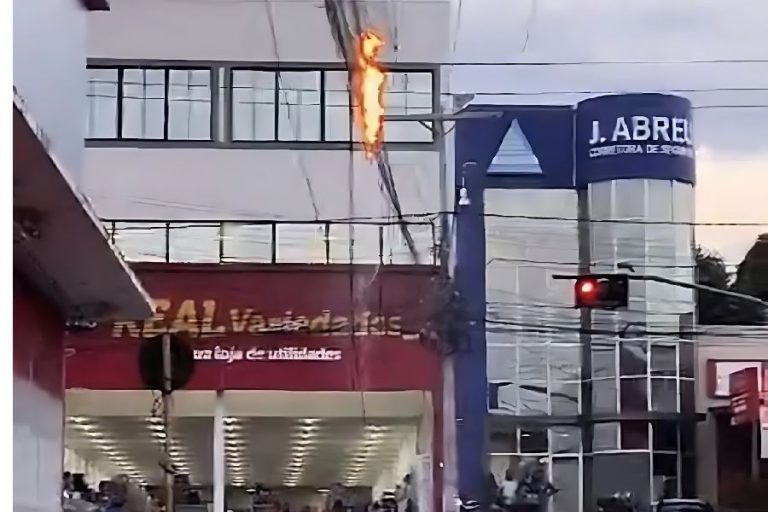 Incêndio atinge fiação de internet e causa transtornos no centro de Brumado
