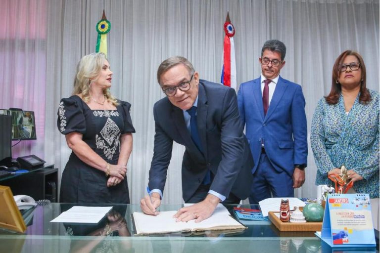 Luciano Ribeiro toma posse na ALBA e assume mandato em vaga deixada por Alan Sanches