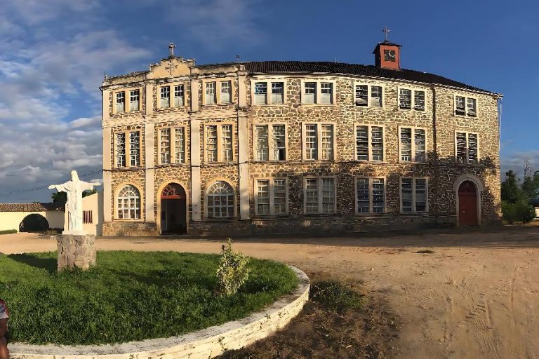 MP apura mosteiro por suspeitas fiscais e disputas de terra com MST e quilombolas na Chapada