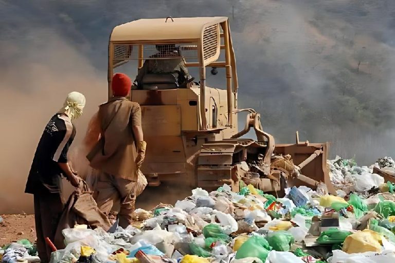 Mesmo após ordem judicial, prefeitura mantém lixão ilegal e expõe moradores a riscos ambientais