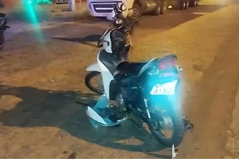 Motorista foge após atropelar motociclista e deixar idoso ferido em avenida de Brumado