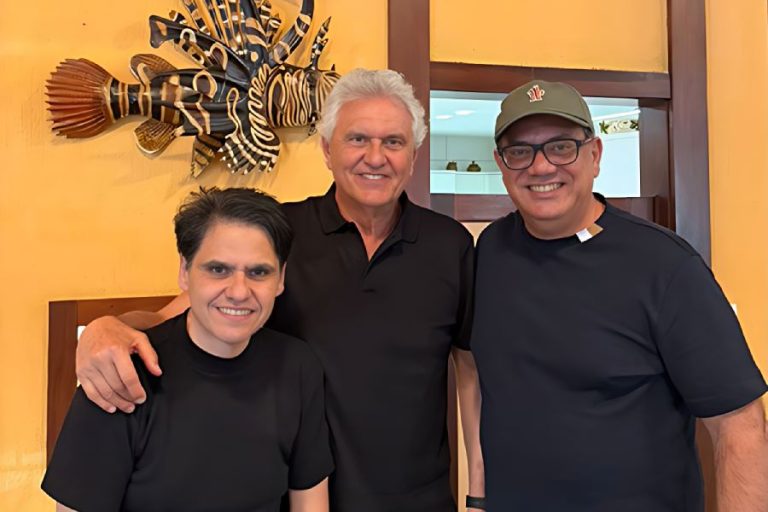 Muniz muda o tom, elogia Caiado e acena para novo alinhamento político