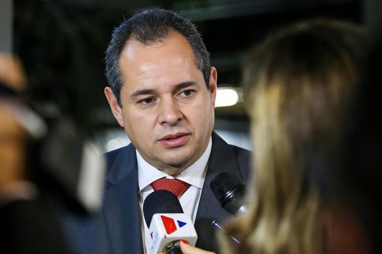 Nelson Leal aciona Justiça contra Jaques Wagner por divulgação de pesquisa falsa