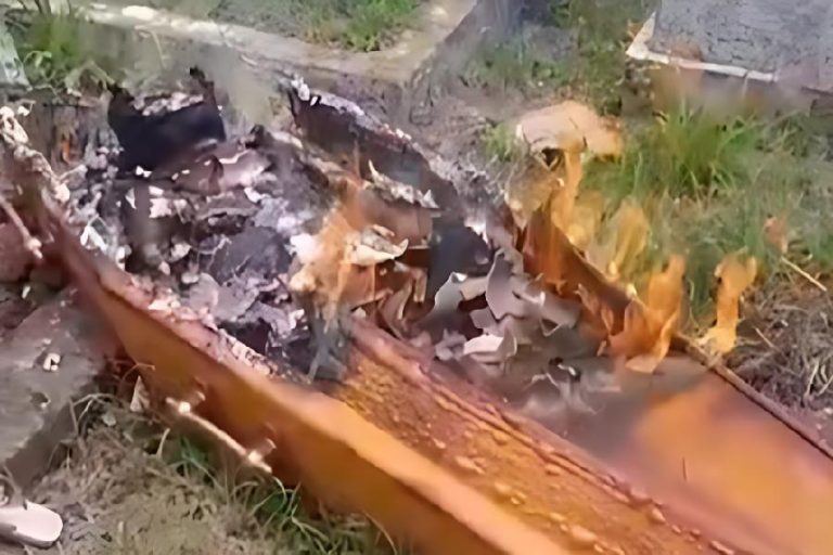 Terror em enterro: criminosos atacam sepultamento, atiram e incendeiam caixão no sul da Bahia