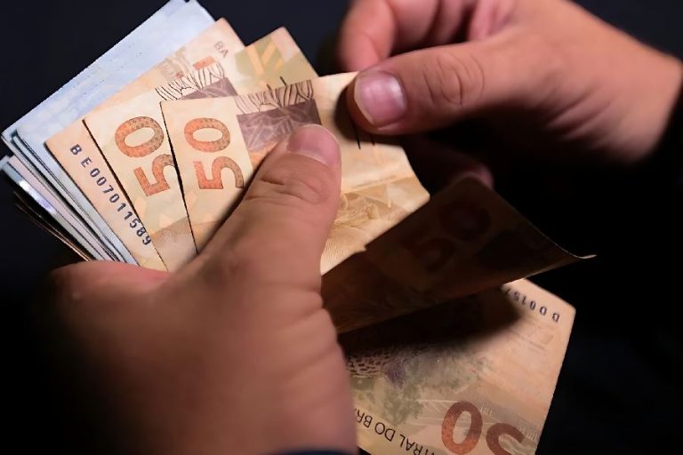 Novo salário mínimo sobe para R$ 1.621 e passa a valer em todo o país a partir desta quinta-feira