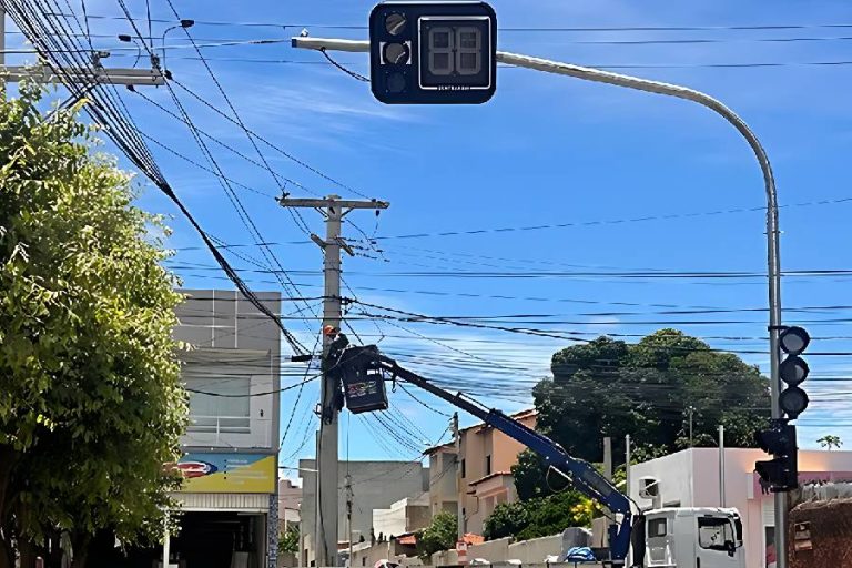 Novo semáforo muda trânsito em cruzamento estratégico de Brumado