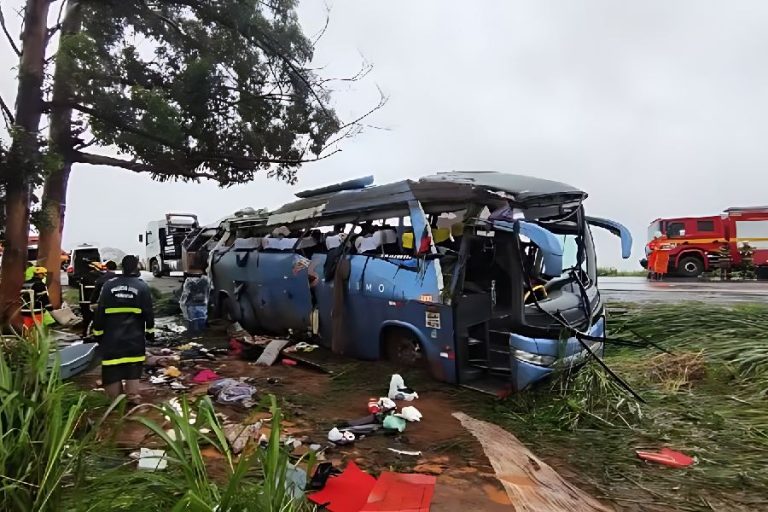 Ônibus de turismo capota após Réveillon em Salvador, mata cinco pessoas e deixa 47 feridos