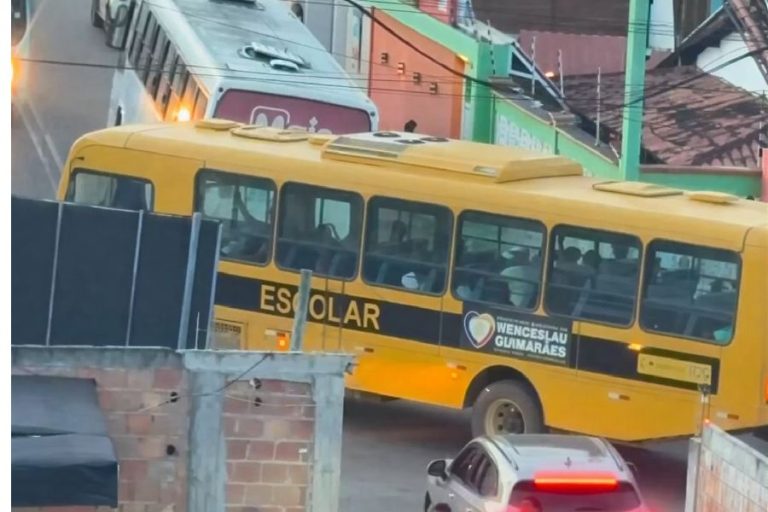 Ônibus escolar é flagrado em praia da Bahia e uso irregular pode render punições
