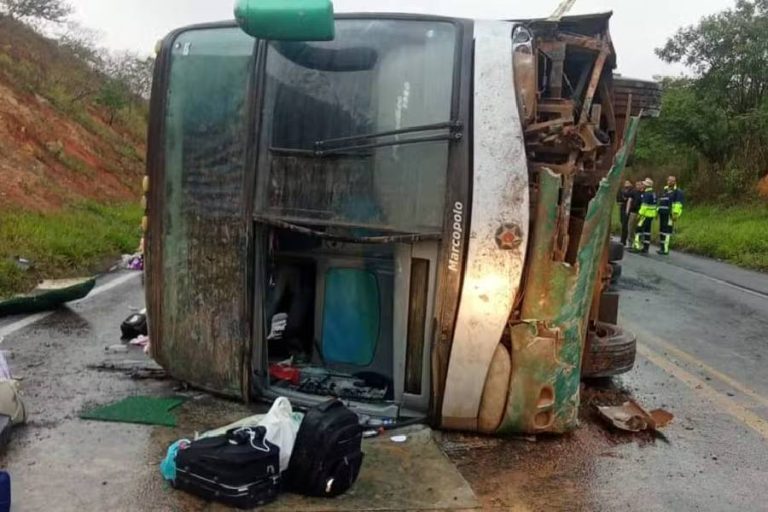 Ônibus interestadual tomba na BR-116, mata idoso e deixa 11 feridos no sudoeste da Bahia