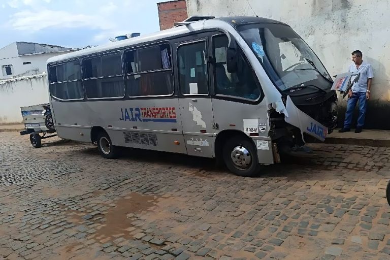 Ônibus perde freios, invade Feira Livre e provoca pânico em Caetité