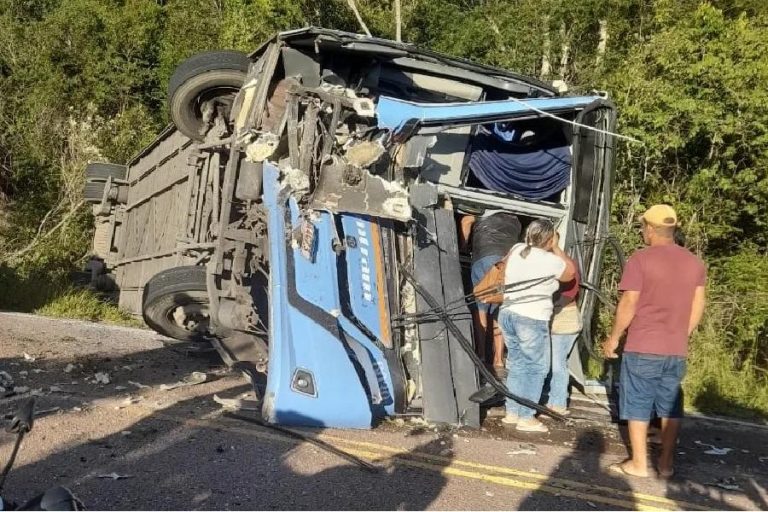 Ônibus tomba e bate de frente com caminhão na BA-142; acidente deixa feridos entre Barra da Estiva e Ituaçu
