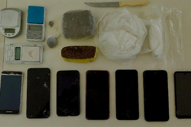 Operação em Caetité apreende drogas, balanças e motos e leva dois homens à delegacia