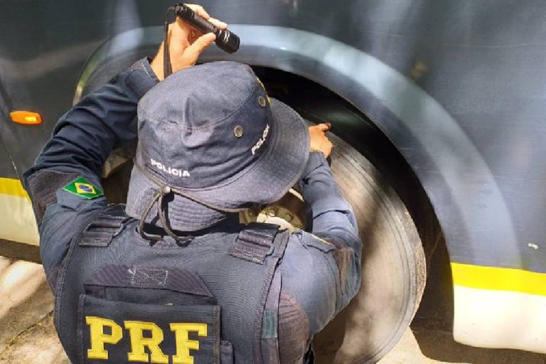 PRF flagra ônibus de passageiros com pneus carecas e irregularidades na BR-101, em Teixeira de Freitas