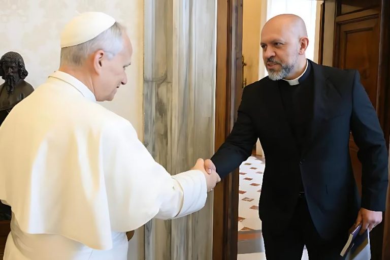 Padre brumadense integra missão da CNBB e é recebido pelo Papa Leão XIV no Vaticano