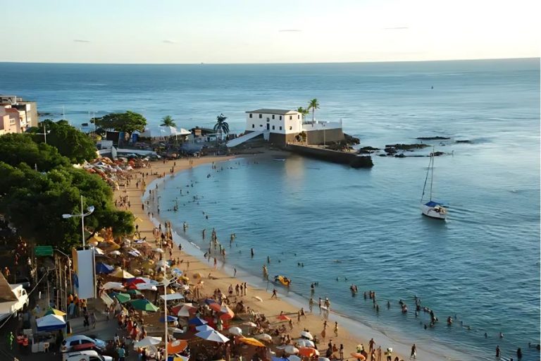 Porto da Barra entra em ranking internacional e vira destaque entre as melhores praias do Brasil