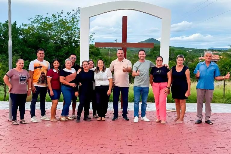 Prefeito Fabrício Abrantes vistoria obras da nova praça de Lagoa Funda ao lado do vereador Palito