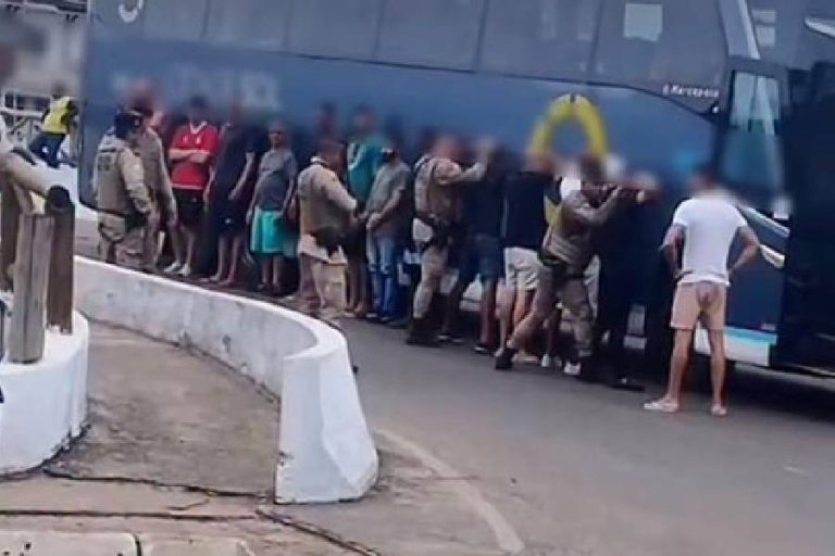 Revista policial chama atenção de passageiros e pedestres em Valença