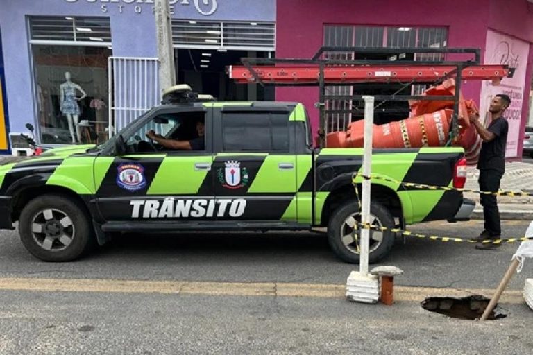 Rompimento de esgoto provoca interdição emergencial e risco de desabamento em Guanambi